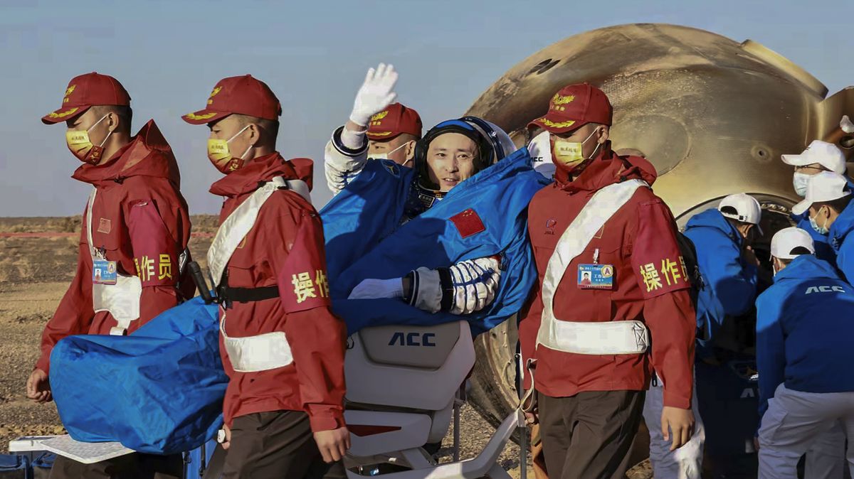Trojice čínských kosmonautů po pěti měsících ve vesmíru přistála na Zemi